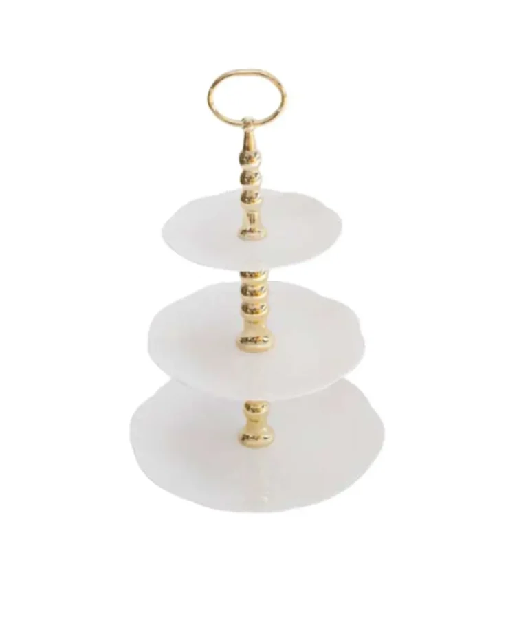 Biała patera ze złotym wykończeniem