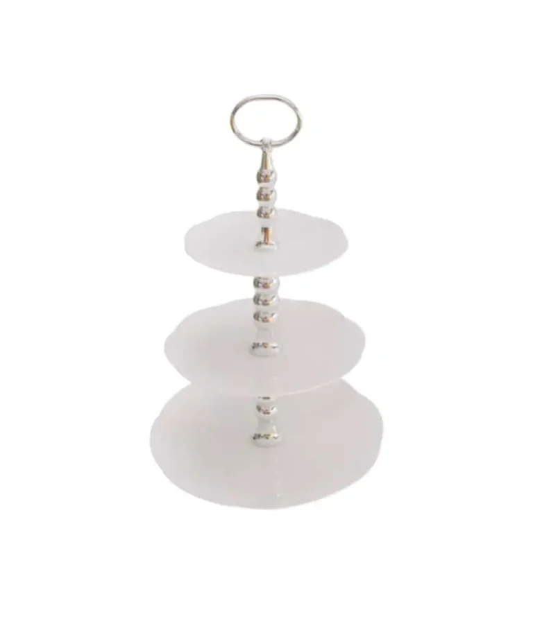 Biała patera ze srebrnym wykończeniem