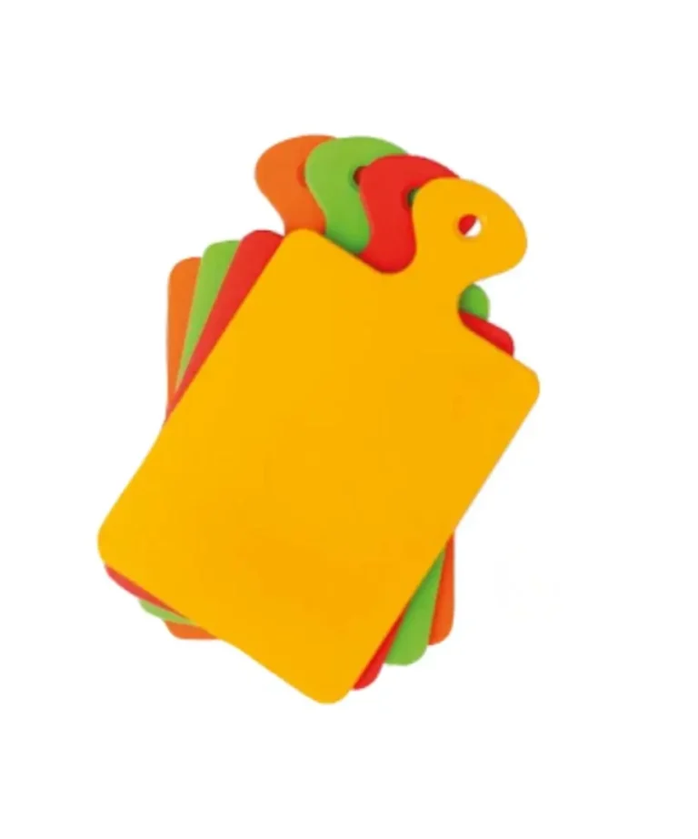 Cztery różnego koloru deski do krojenia, prostokątne z rączką