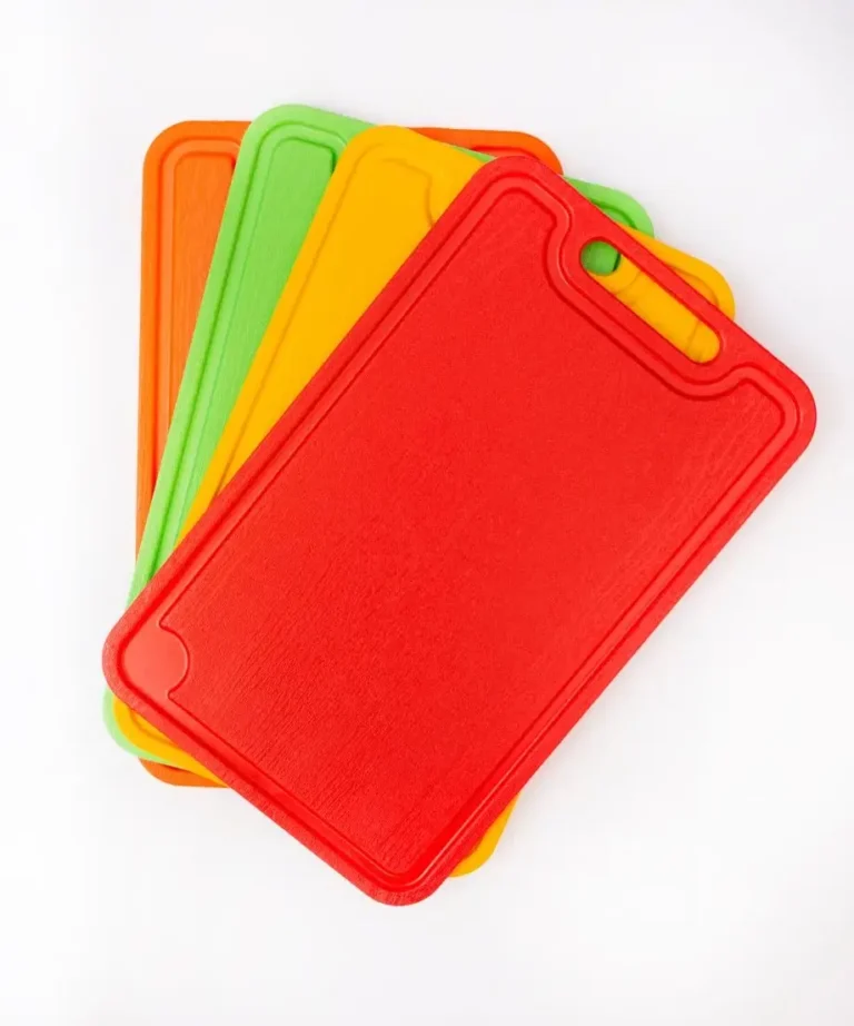 Cztery deski do krojenia, w różnych kolorach z uchwytem