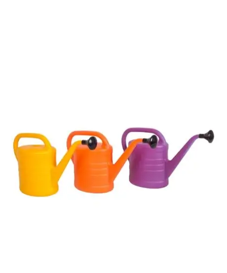 Trzy konewki z tworzywa sztucznego