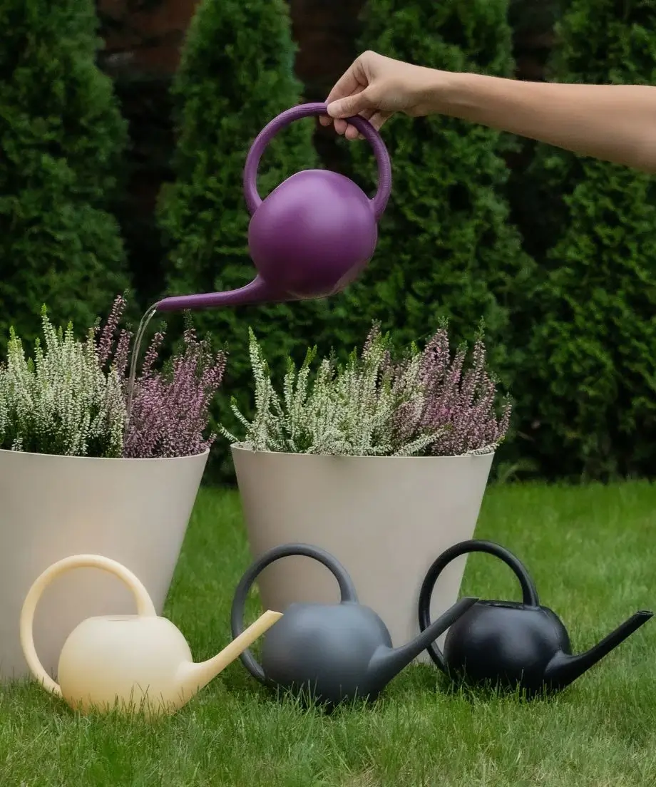 Mała, podręczna konewka w trzech kolorach: beżowy, szary, czarny i fioletowy