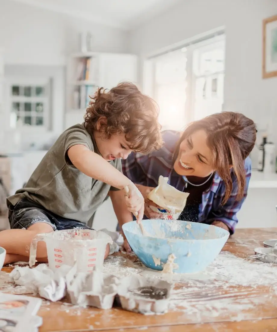 Rodzinne pieczenie, dziecko z matką
